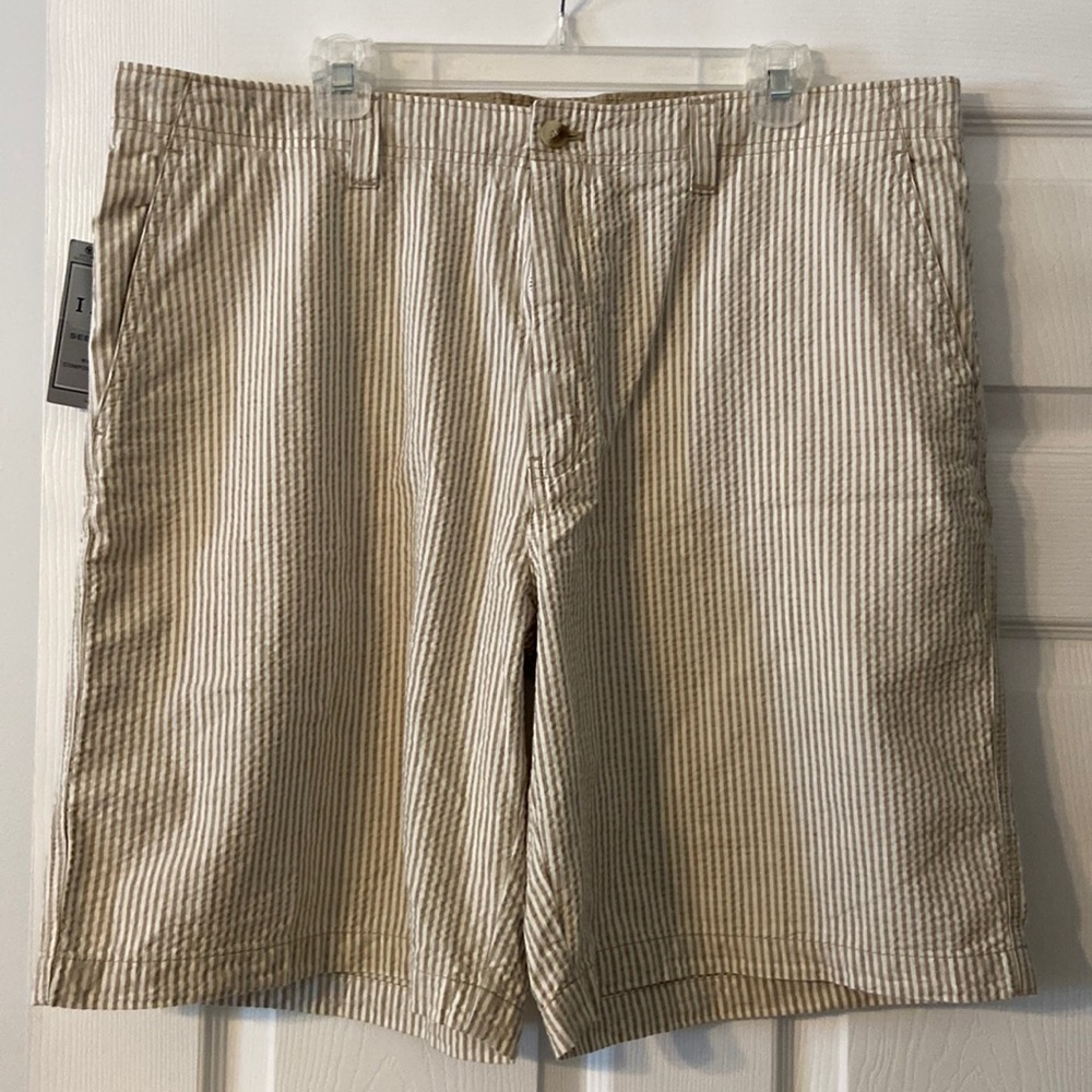 Izod Classic Seersucker Man shorts size 38W brand new with tag inseam 9”